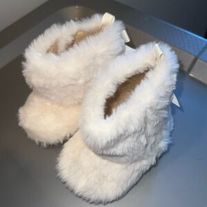 NWOT! Fuzzy white baby booties!